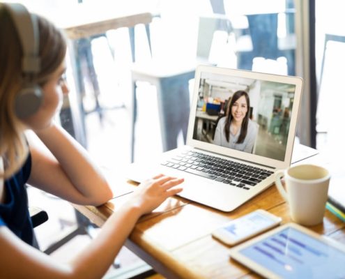 a girl on a computer with Mild Traumatic Brain Injury