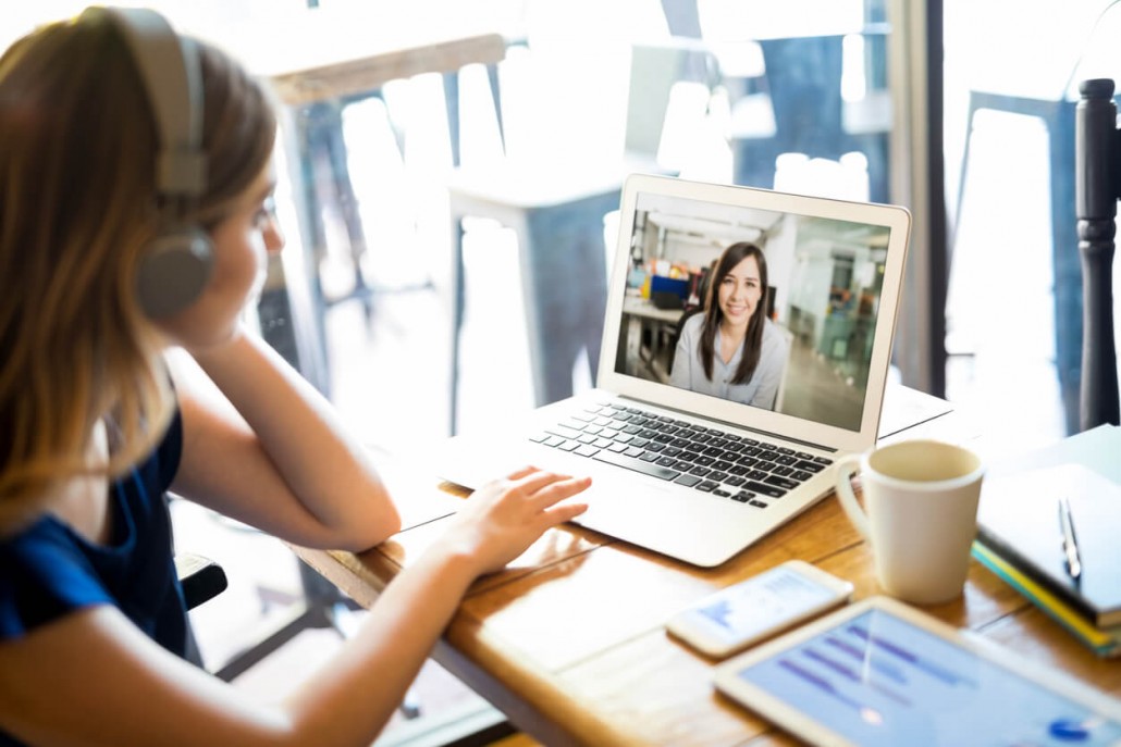 a girl on a computer with Mild Traumatic Brain Injury