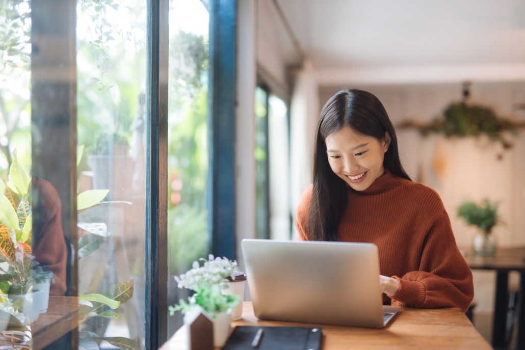 a lady getting accent reduction tips online