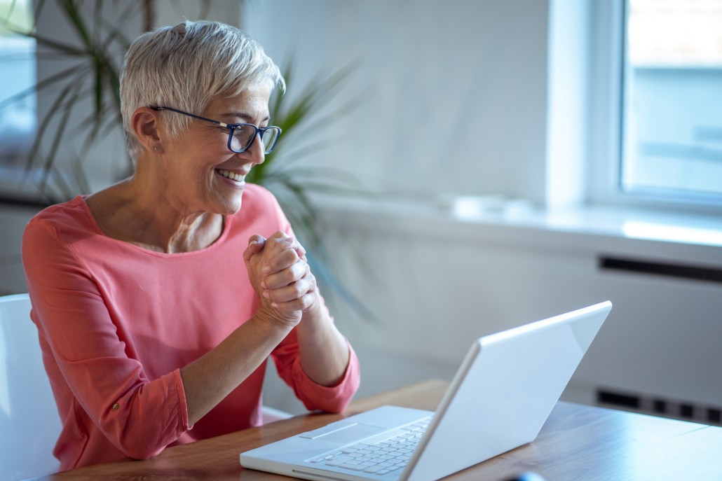 woman on her computer completing a speech therapy task