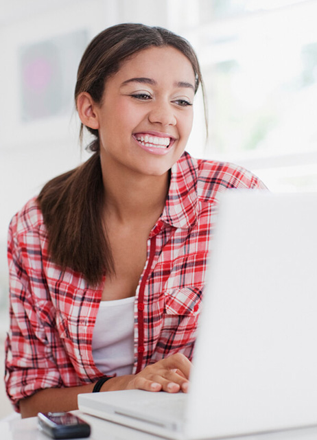 person talking to online speech specialist on laptop representing Great Speech experts in online speech therapy