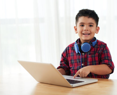 child with a stutter getting speech therapy online