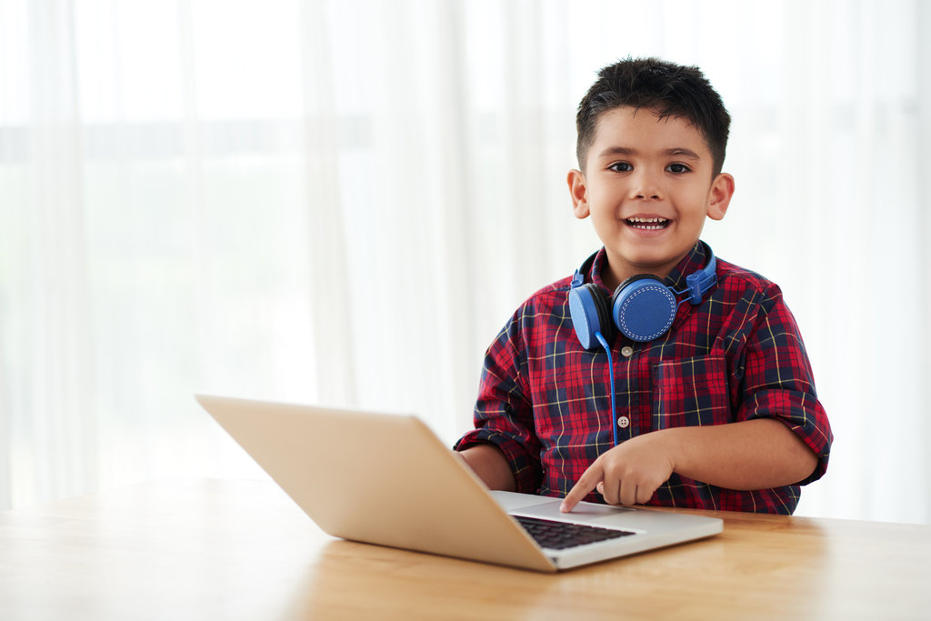 child with a stutter getting speech therapy online