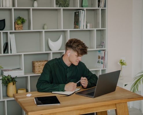 man doing online speech therapy for the th sound