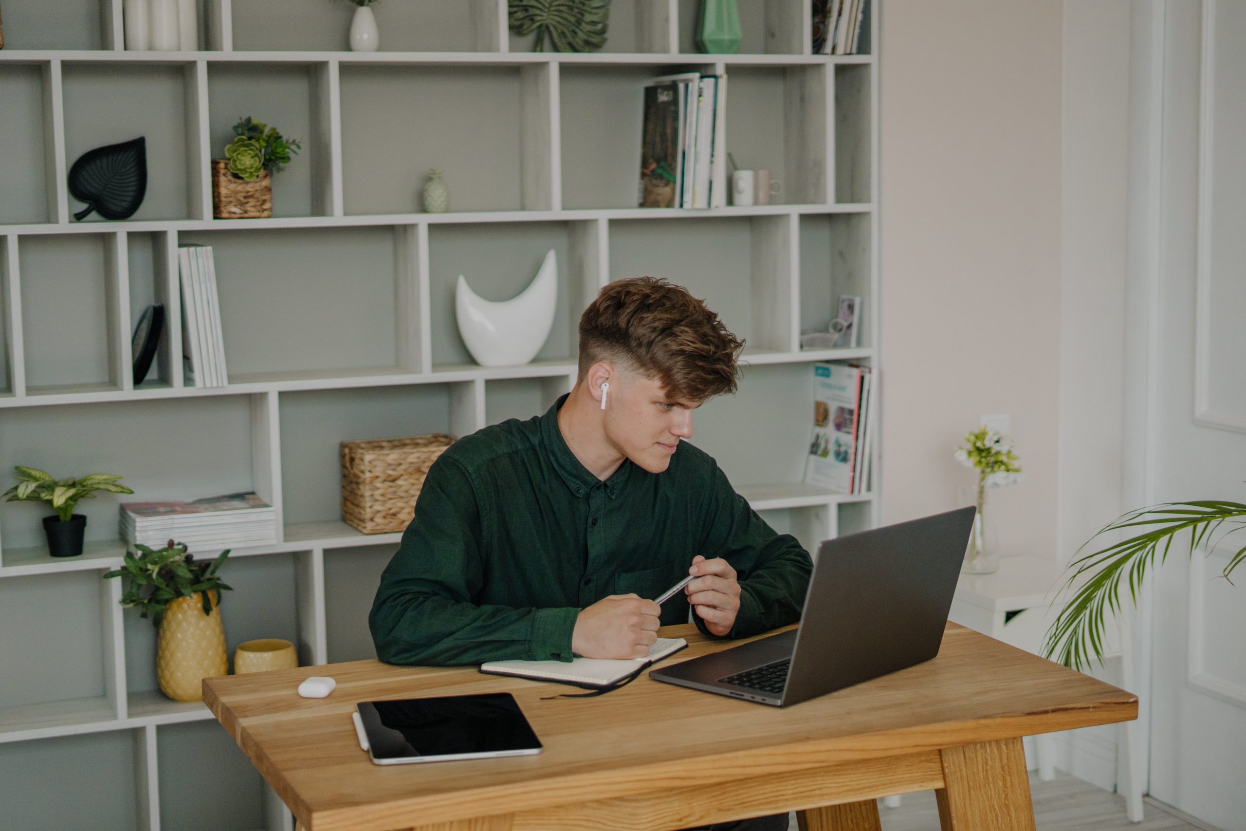 man doing online speech therapy for the th sound