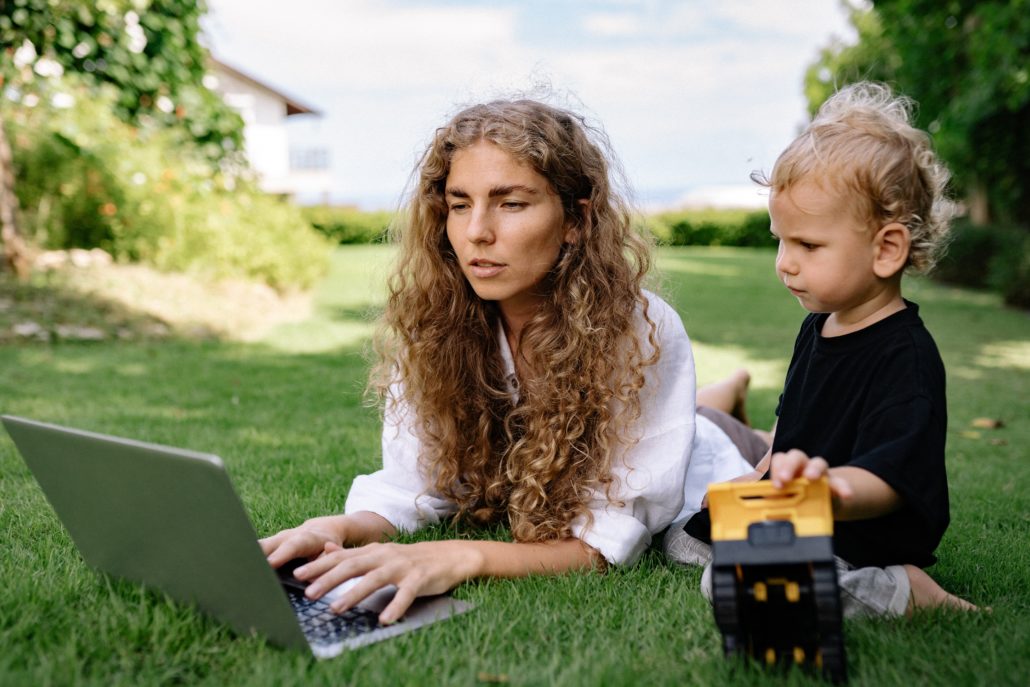 woman and child researching Einstein syndrome outside on a laptop