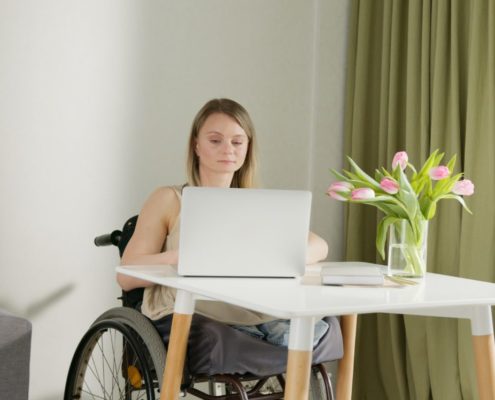 a woman with right hemisphere brain damage doing online research