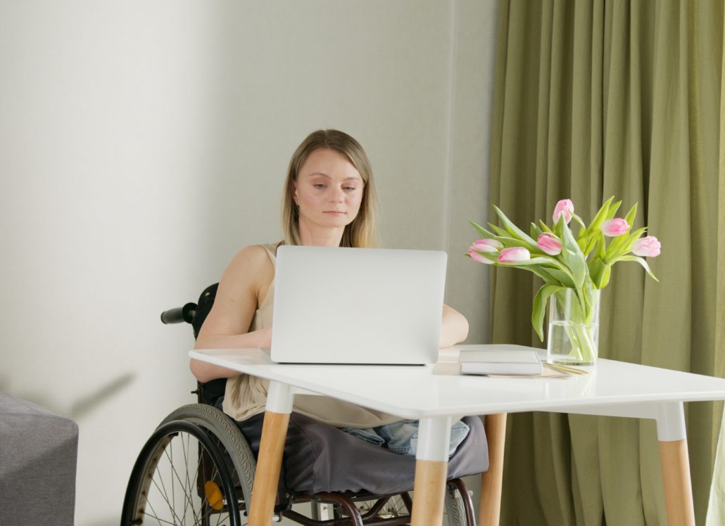 a woman with right hemisphere brain damage doing online research