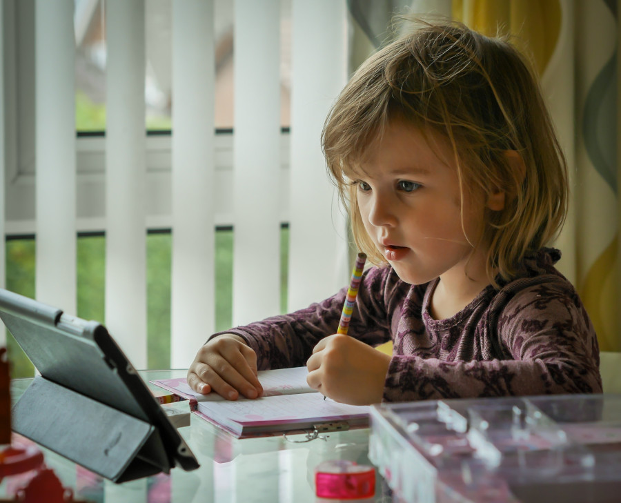 a child with a lisp learning on a tablet computer