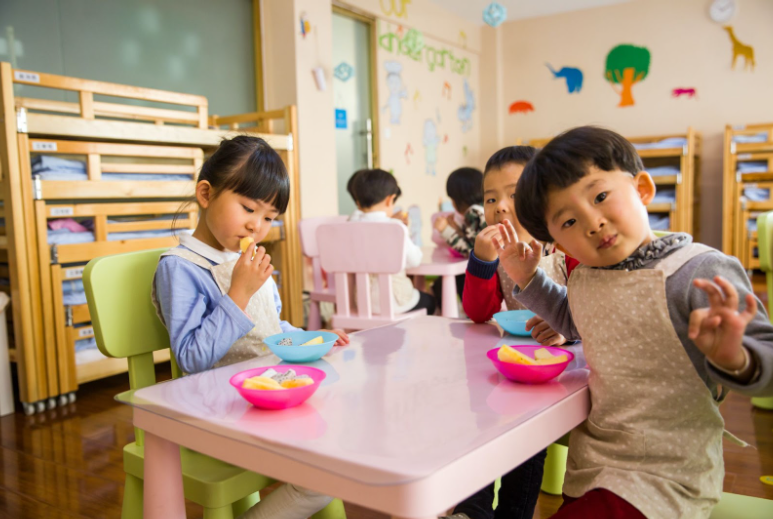 children eating in a school setting